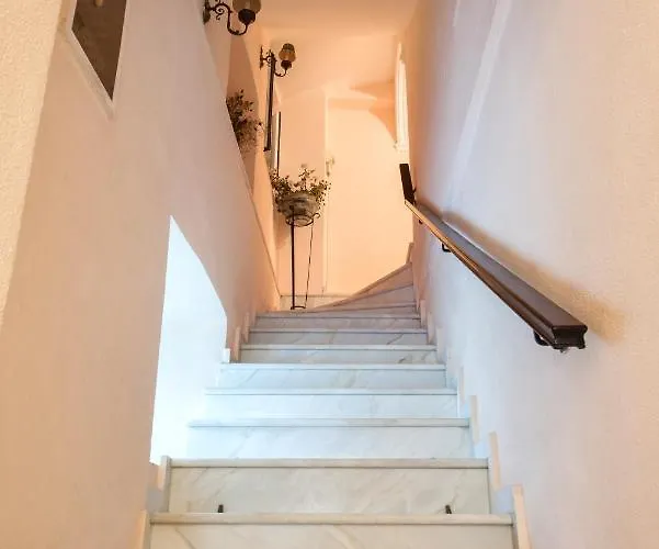 The Old Mansion * Sinarádes