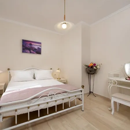 The Old Mansion * Sinarádes